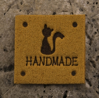 Hand Made kočka 25x25mm okrová - skladem 6ks